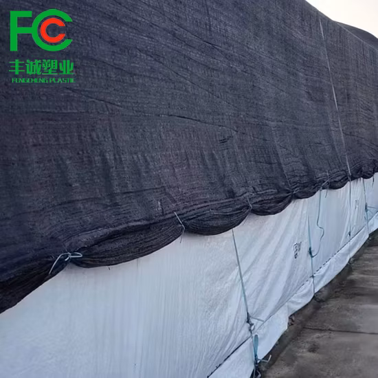 U de plástico negro.